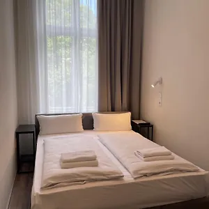hotel-pension-uhland.find-berlin-hotels.com/