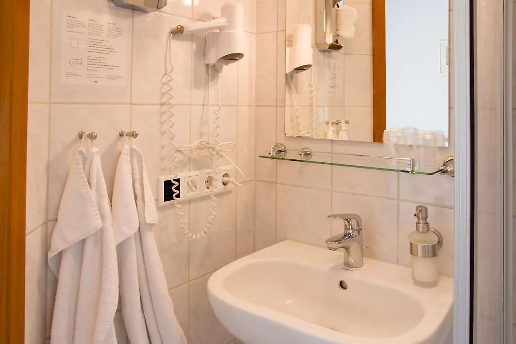 Gastehaus Zur Kurve Hotel Zirndorf 2*,